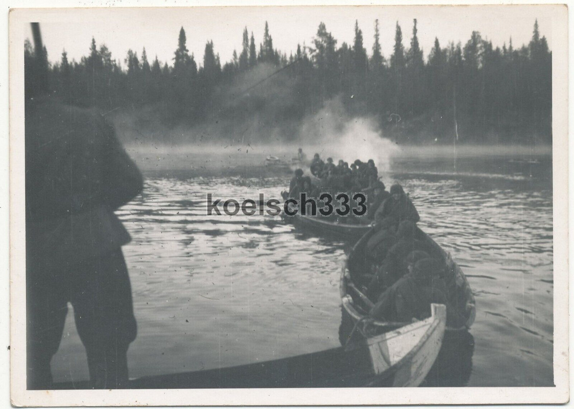 5 Fotos Soldaten in Booten mit PaK Geschütz an der Narwa Front in Estland2