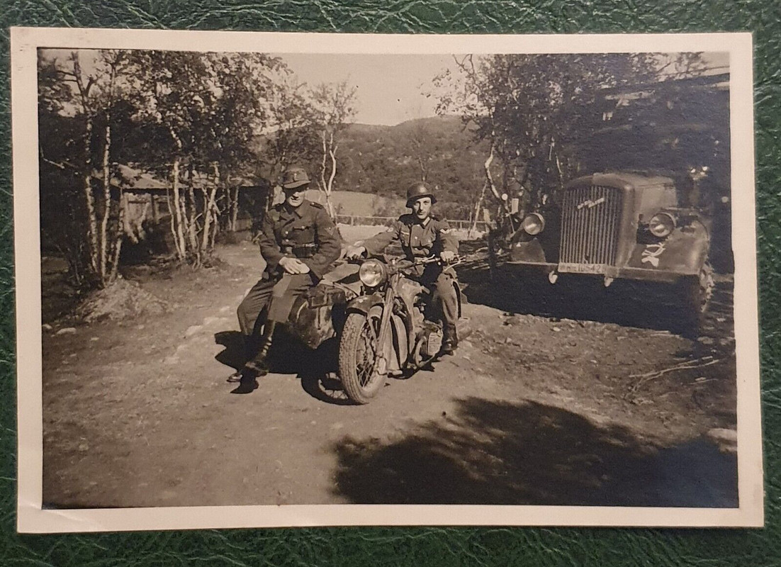 Foto, Gebirgsjäger, Krad Zündapp 750, Opel Blitz, Renntierkopf, Wappen, 2.Wk