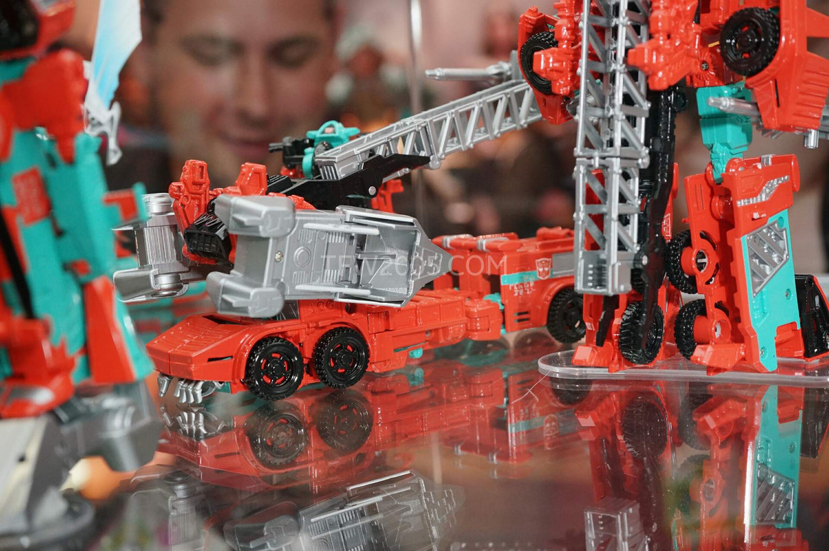 SDCC2015-Hasbro-Case-Transformers-Combiner-Wars-