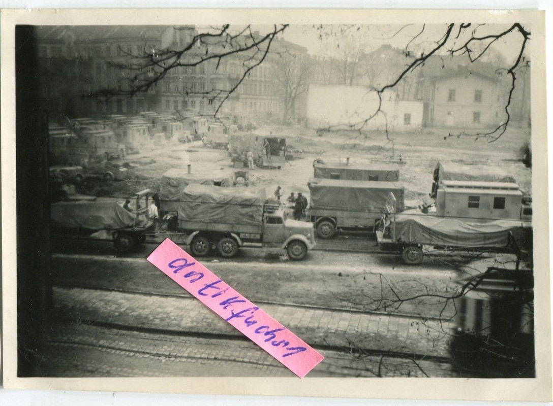 viele WH-LKW`s mit Anhänger in Lemberg im 2.WK