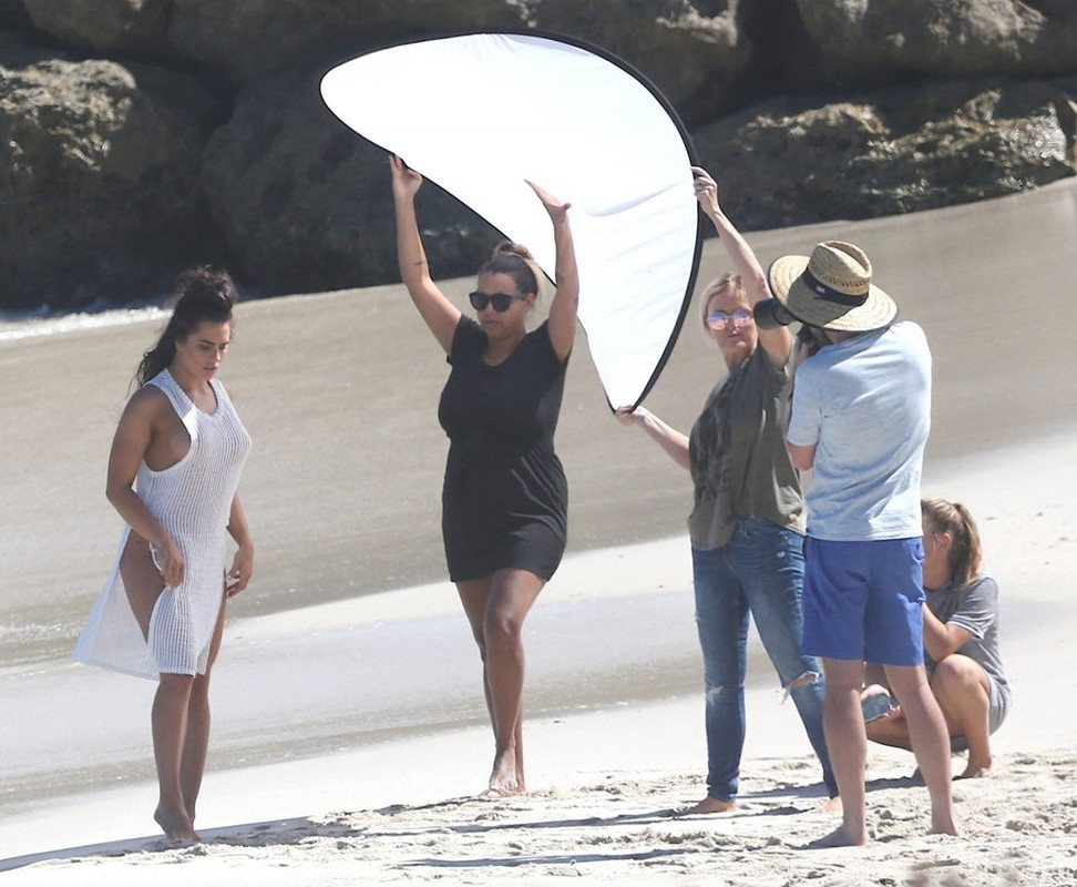 Holly-Young-UpskirtSTARS.com (16)