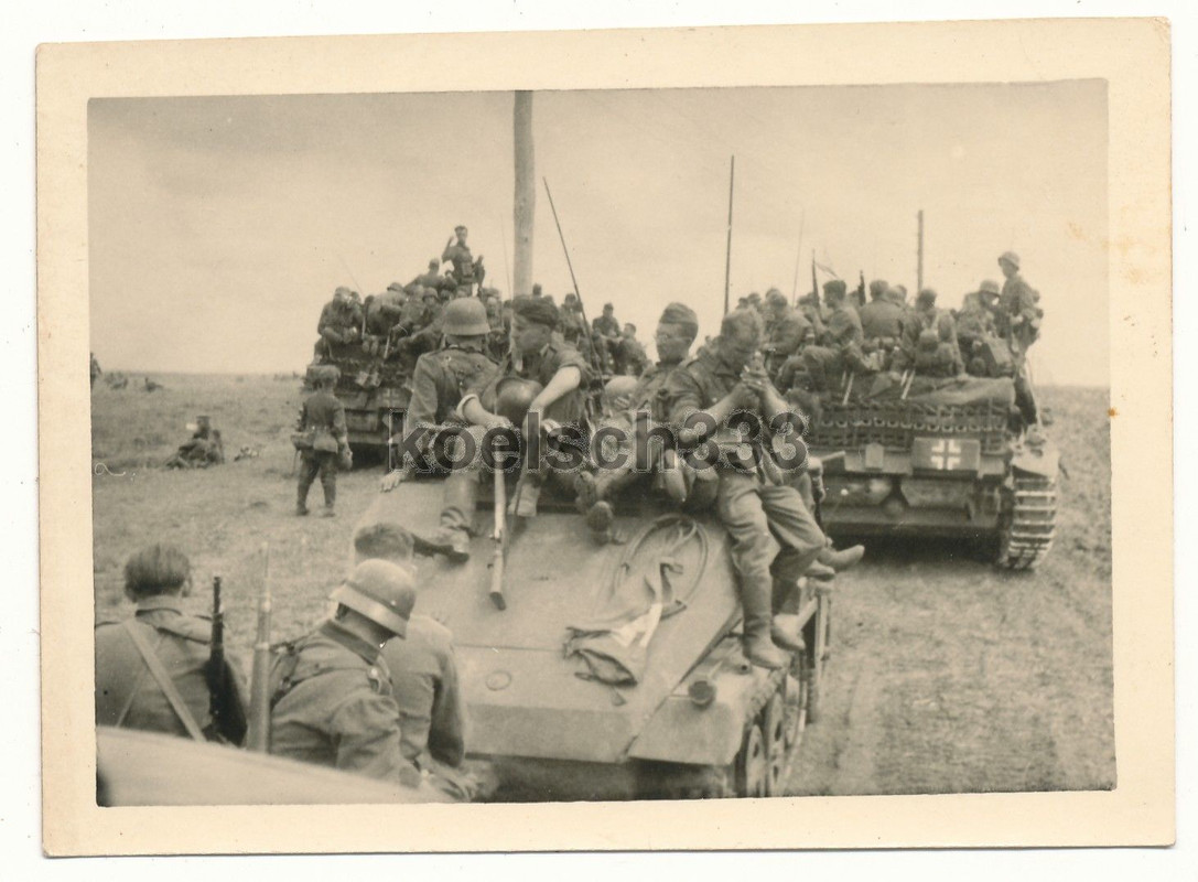 Foto Grenadiere auf Panzer und Schützenpanzer aufgesessen ! 168.