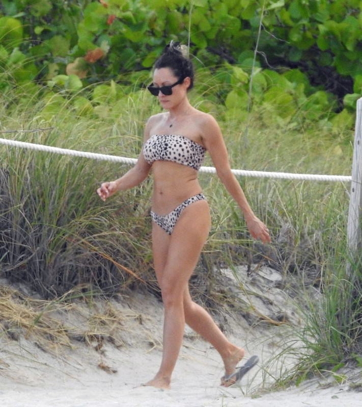 Jennifer-Barnet-upskirt-STARS-com-8