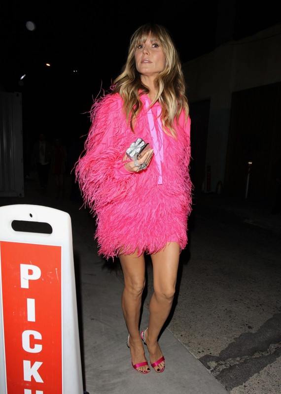 Heidi-Klum-Sexy-Legs-Cool-com-5-1024x1820-11