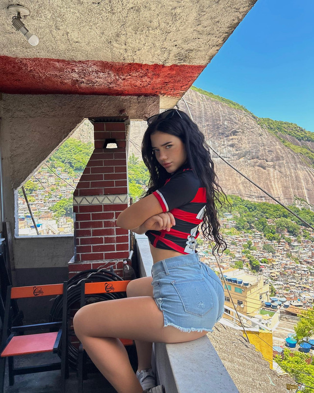 فانيسا رينهارت تلفت الانتباه بصورها الجريئة  Vanessa-rhd-1718889158288