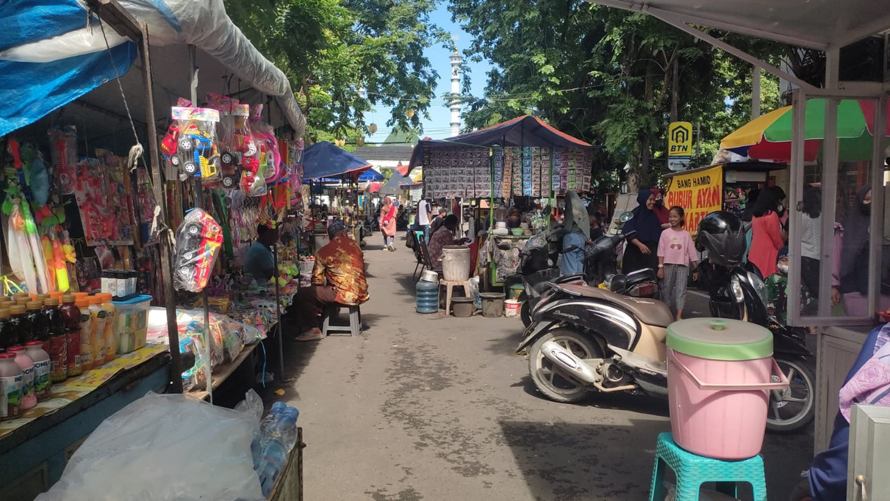 Kuliner di sekitar Alun-alun Lamongan yang hanya dibuka setiap hari Minggu.