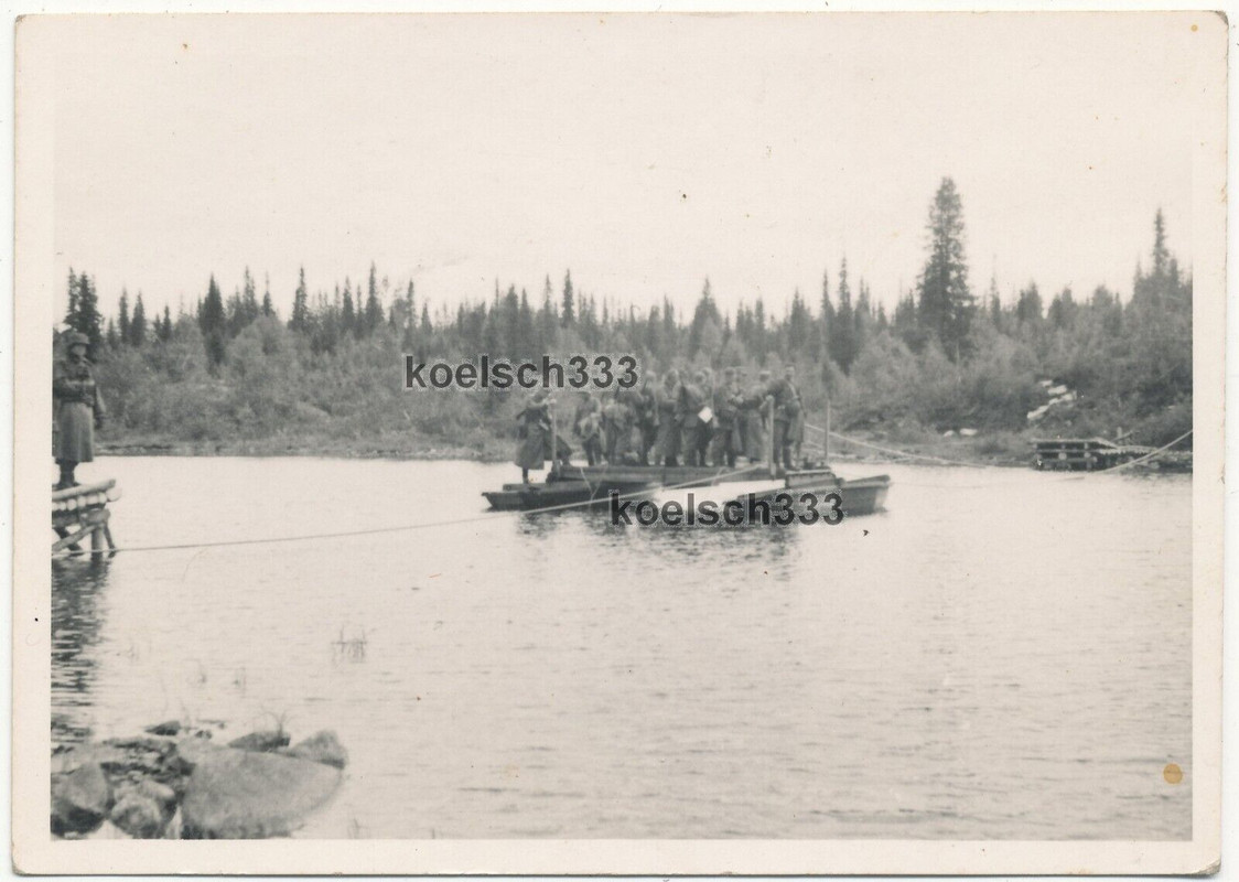 5 Fotos Soldaten in Booten mit PaK Geschütz an der Narwa Front in Estland3
