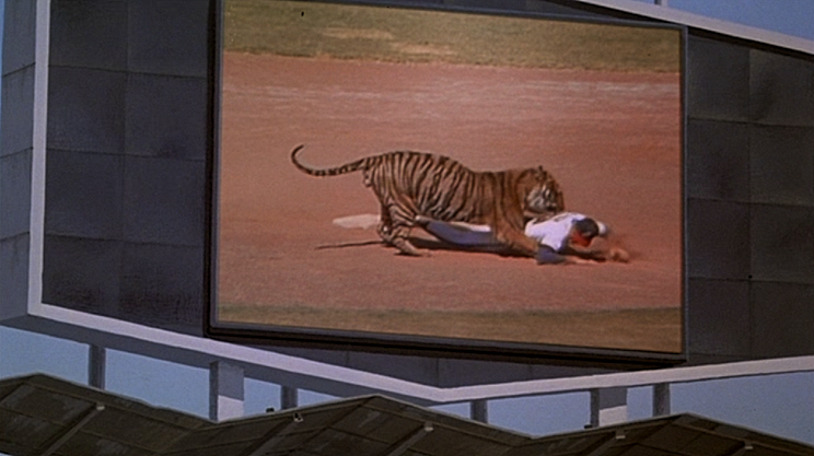 LESLIE-NIELSEN-NAKED-GUN-1-FOTOR.png