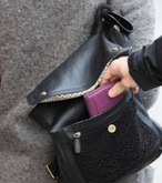 ΕΚΛΕΨΑΝ ΤΣΑΝΤΑΚΙ ΜΕΣΑ ΑΠΟ ΚΑΤΑΣΤΗΜΑ