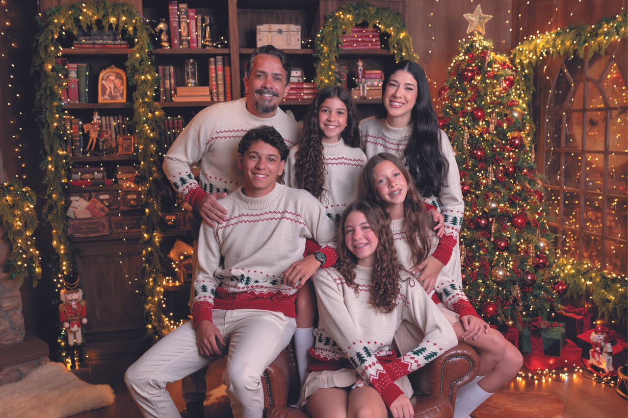 Ristone Soares e Lauriene Malini com os filhos, Ryan, Larissa, Alice e Helena, em ensaio de Natal