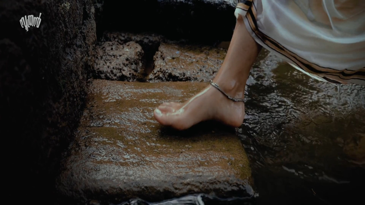 Hot Cute Malyali Girl Deep Big Navel and Wet Boob show from churutu mkv