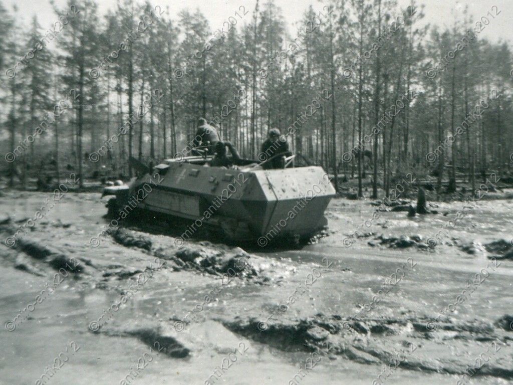 Foto, Panzerspähwagen während der Schneeschmelze