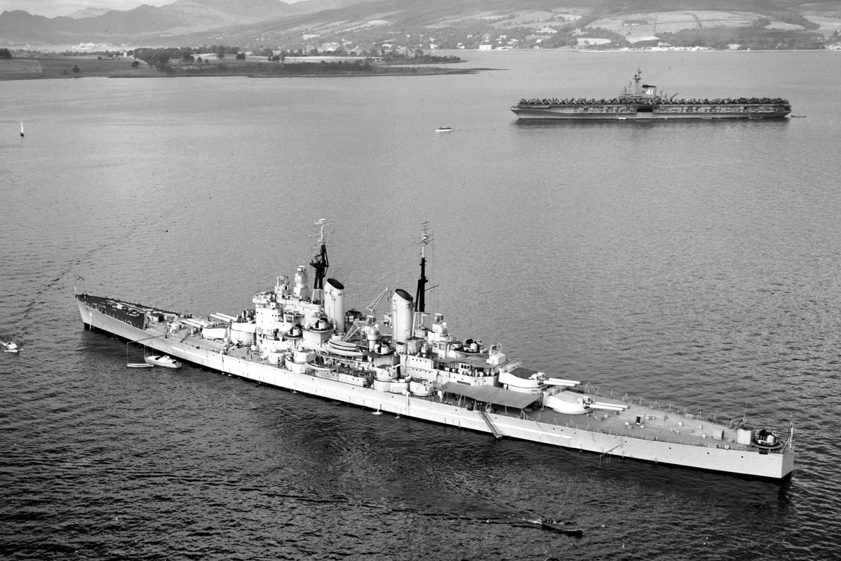 HMS Vanguard и USS Midway (CVB-41) на якоре в заливе Ферт-оф-Клайд (Шотландия) во время учений НАТО 