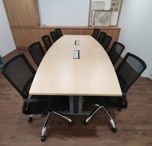 10 Seater Centre Wire Hub Table