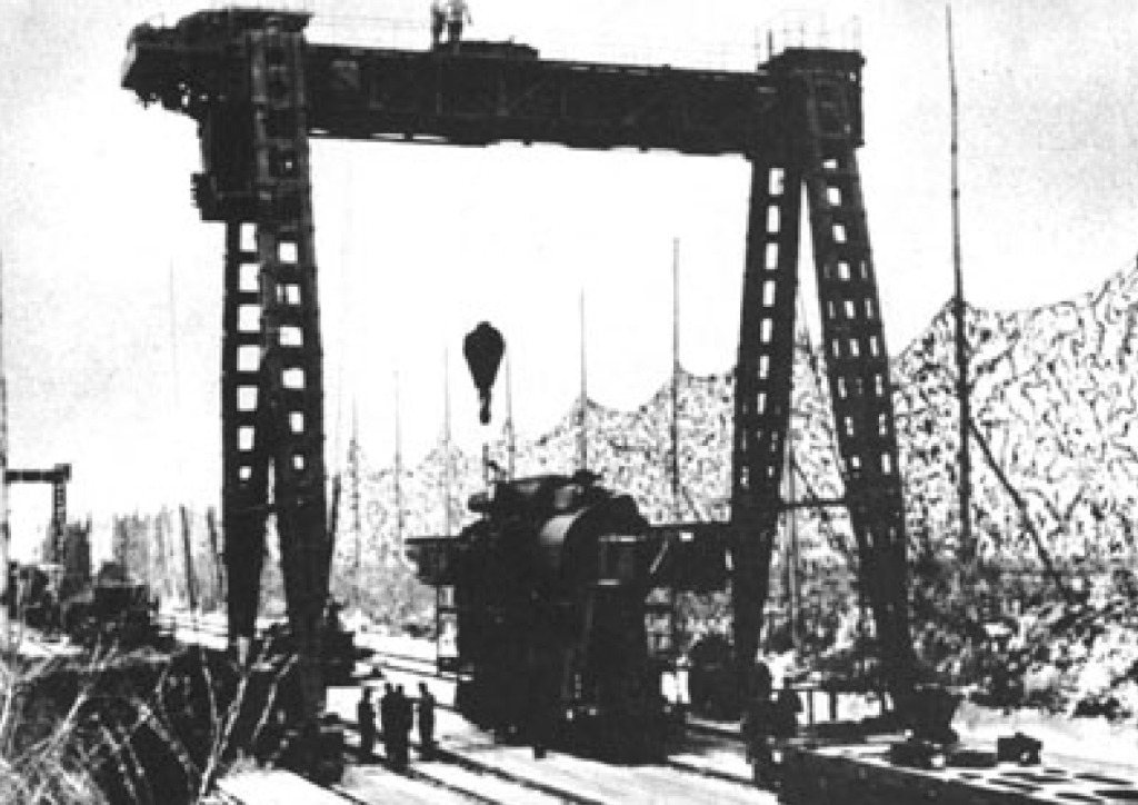 Grua ferroviaria usada para la carga del proyectil Grua ferroviaria usada para la carga del proyectil