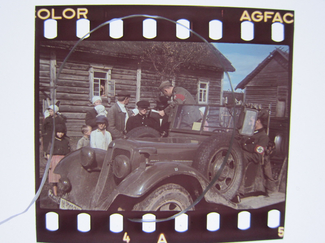 Angehörige mit WH PKW in russischem Dorf WK2