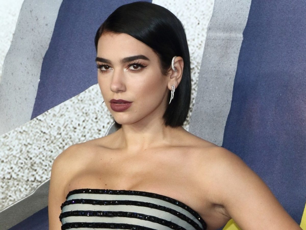 Dua-Lipa-Conquers-Beaches-of-France-With-Its-Spectacular-Figure-1200x900