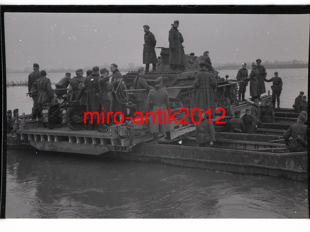 Panzer, Flussüberquerung mit Flossfähre,