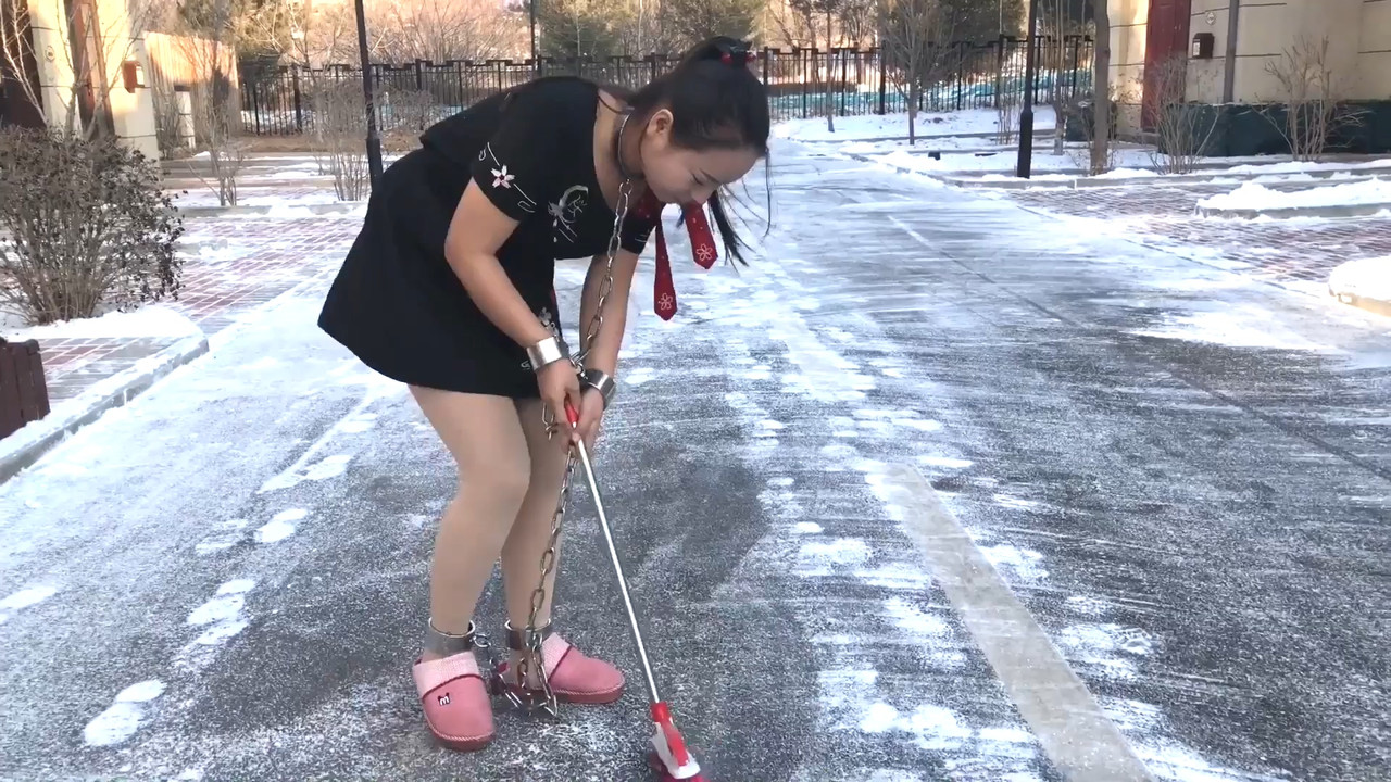 丽佳美苑 潇潇暖阳迎春雪中玩耍.mp4_20210225_185304.004