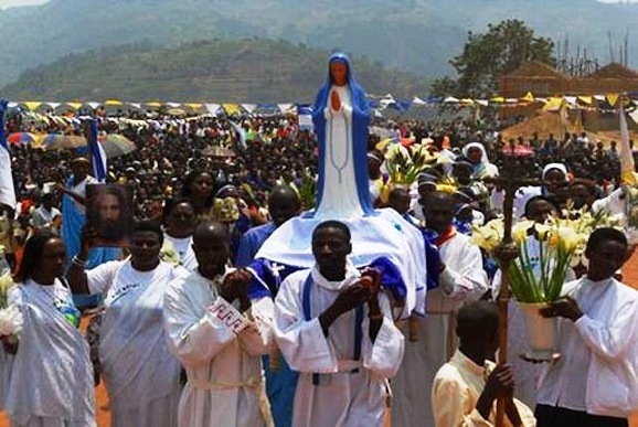 La recita del rosario dei sette dolori dans Apparizioni mariane e santuari Kibeho