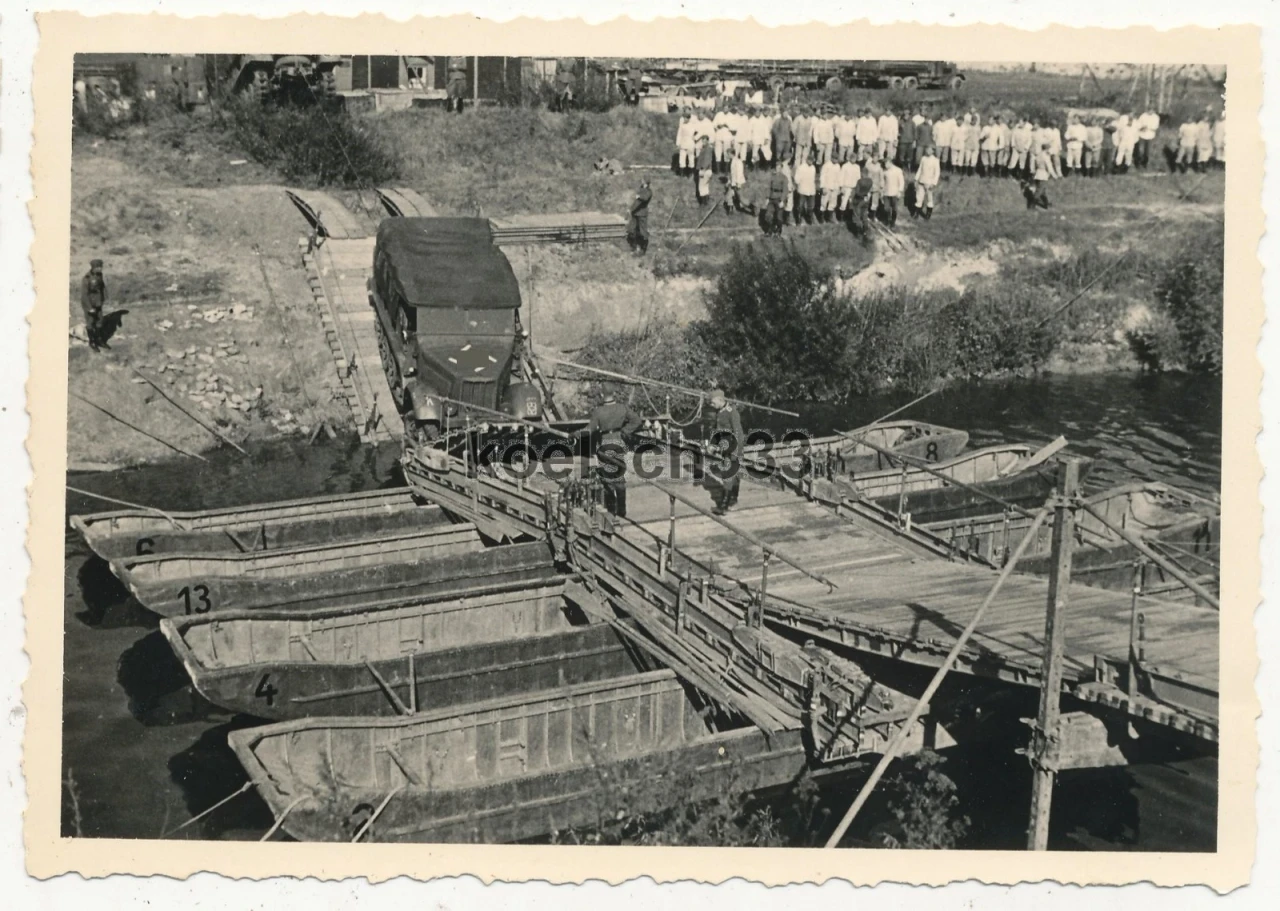 Foto Panzer Halbkette der Wehrmacht an Kriegsbrücke über die Seine in Frankreich (3)