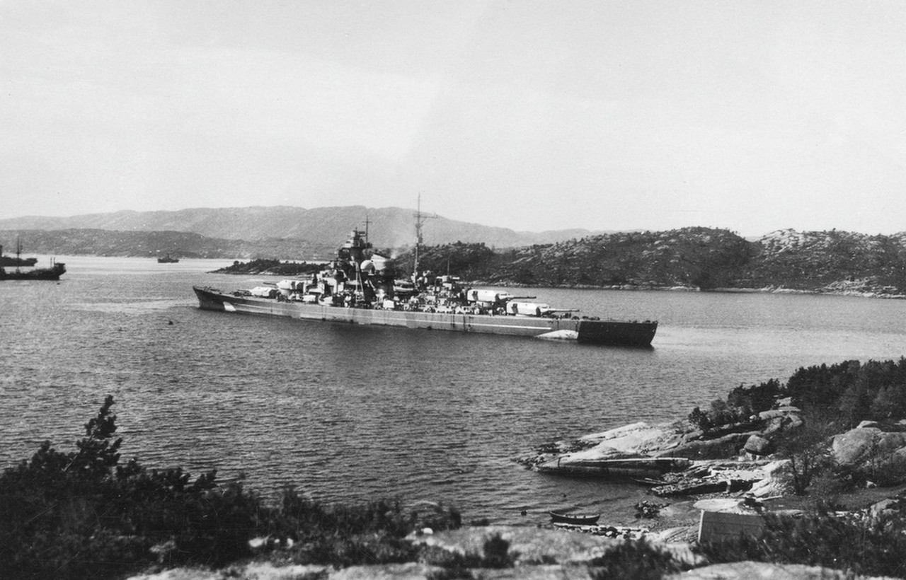DKM-Bismarck-en-Dolviken-durante-la-Operacion-Rheinubung-24-05-41.jpg