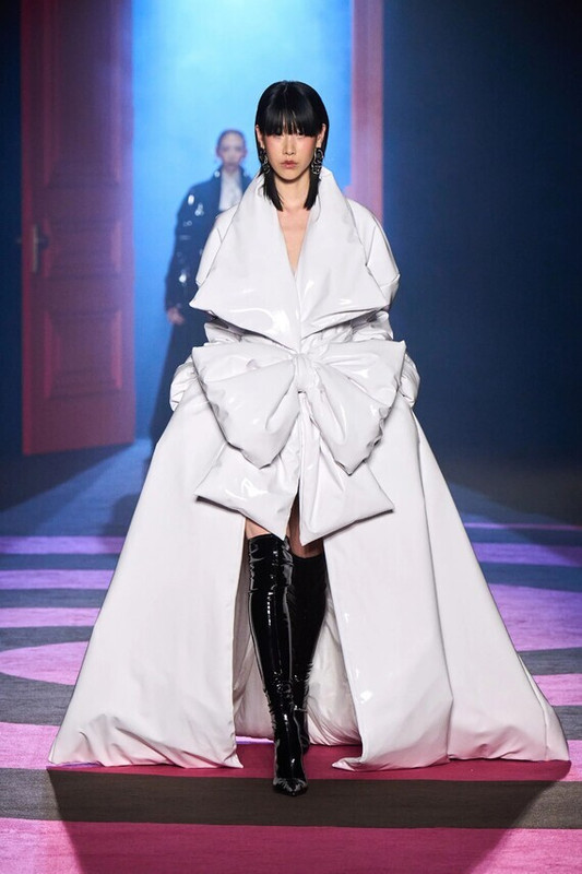 GCDS (long white PU mac).