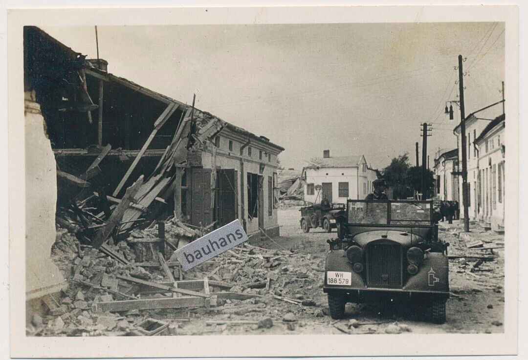 Foto Wehrmacht Einheits-PKW, zerstörte Häuser