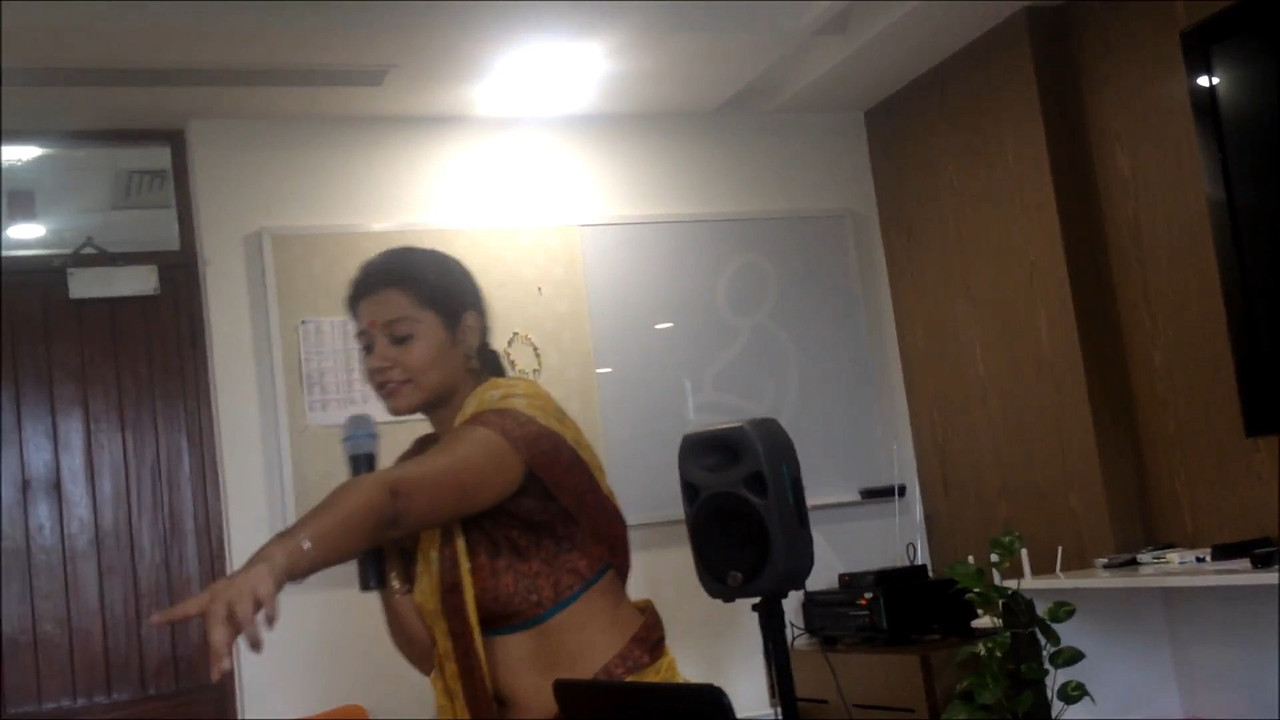 baisakhas sexy hip and navel.mp4_snapshot_00.08.862