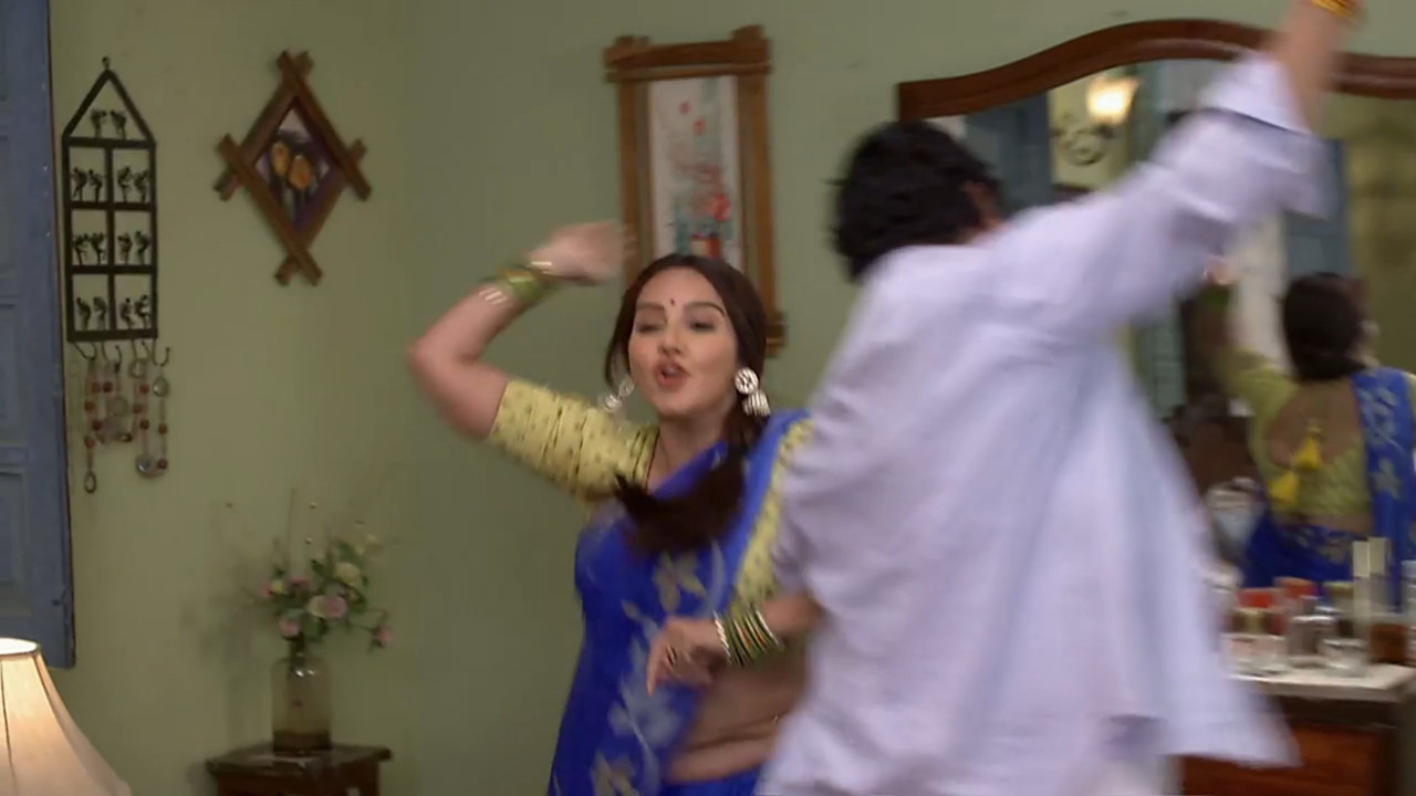 Geetanjali Misha Very Sexy Big Deep Wide Navel Hole in Saree.mp4_snapshot_01.05.640