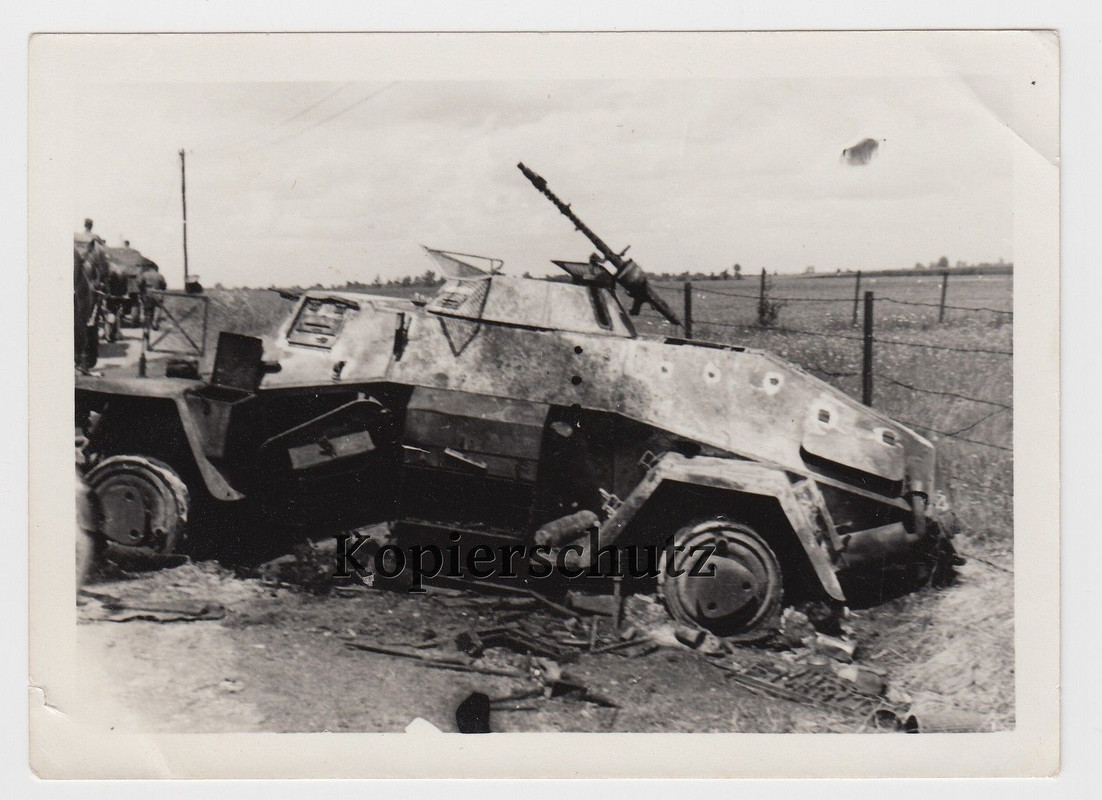 Foto 2. Wk zerstörter französischer Panzerwagen 