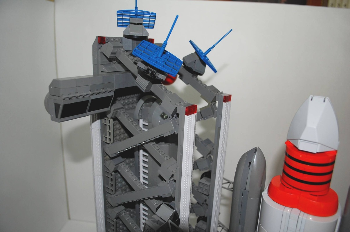 Lanzadera Challenger y torre de lanzamiento 09