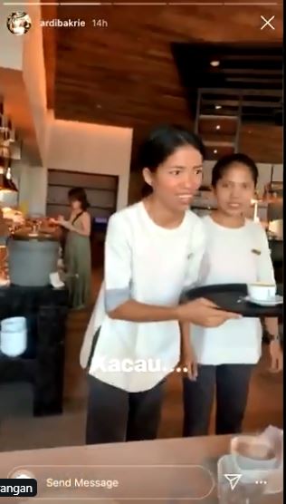 Pelayan restauran ikutan bingung saat Nia Ramadhani tak tahu cara mengupas salak