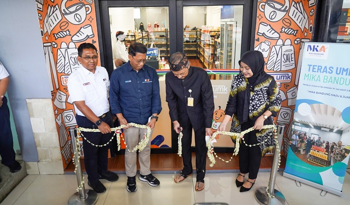 Kepala Dinas KUKM Bandung Atet Dedi didampingi Direktur Utama PT KAI (Persero) Didiek Hartantyo melakukan prosesi pengguntingan pita sebagai tanda dibukanya Teras UMK di Stasiun Bandung, Kamis (10/11/2022).
