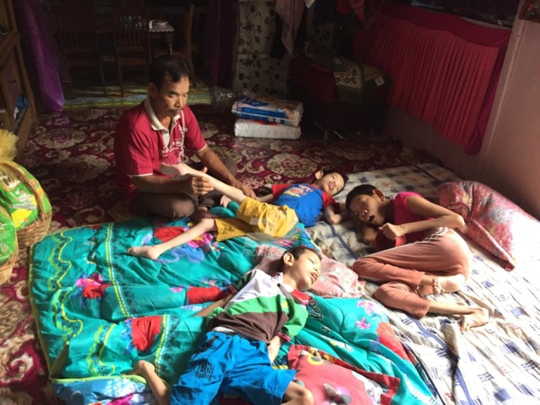 Mohd Zain Abdullah bersama ketiga anaknya yang menderita celebral palsy
