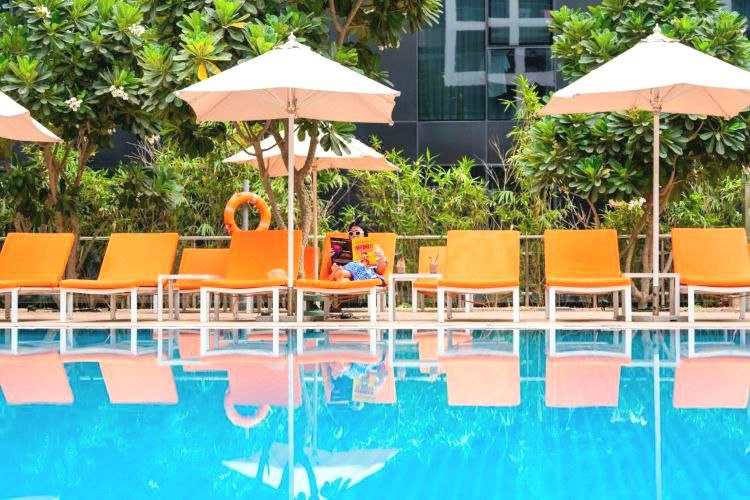المسبح الخارجي لفندق Ibis Styles Dubai Airport، مكان مثالي للاسترخاء والانتعاش.