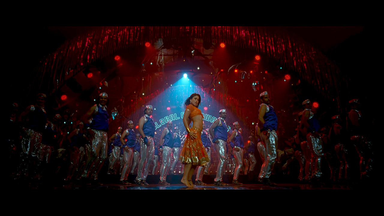 [Image: Kareena-Kapoor-Hot-Halkat-Jawani-From-He...-42-39.jpg]