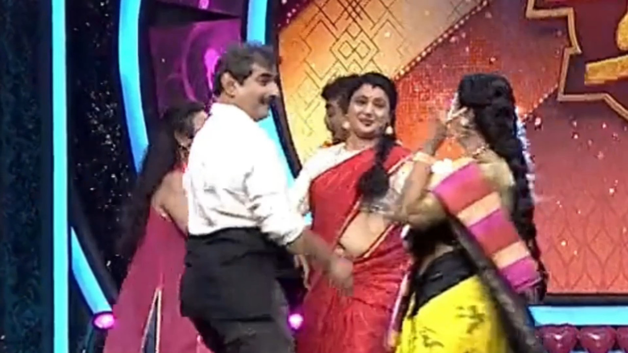 Veena Sundar Sexy  Deep open navel hole show in red saree.mp4_snapshot_00.15.969