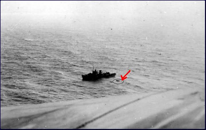 El HMS Ville de Quebéc rescatando a Danckworth