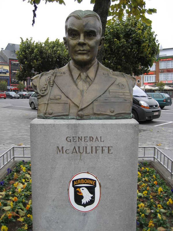 Busto situado en la Plaza General Mc Auliffe de Bastogne