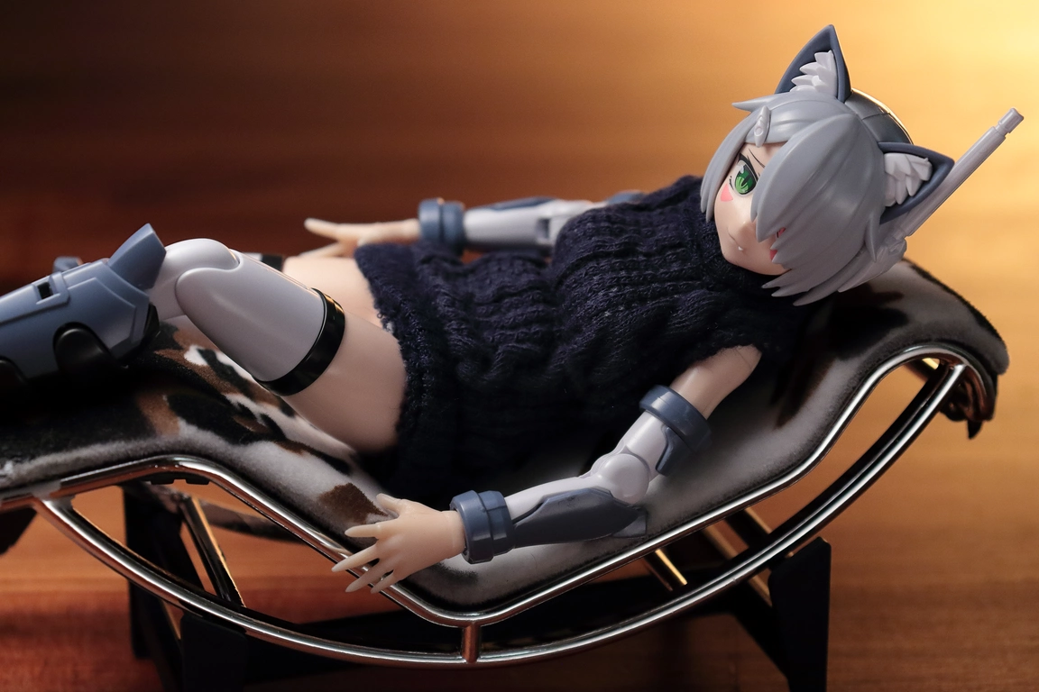 A left-side view of a 1:12 scale model of the LC4 in tricolor and “Variable Fighter Girls” Kairos girl wearing a 1/12 Turtle Knit One-piece Dress in navy