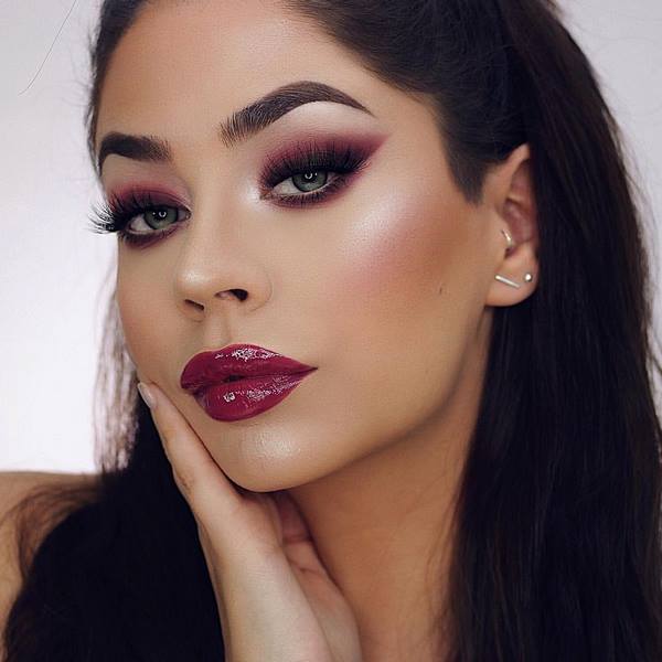 Devojka sa Novogodisnjom sminkom - usne boje višnje