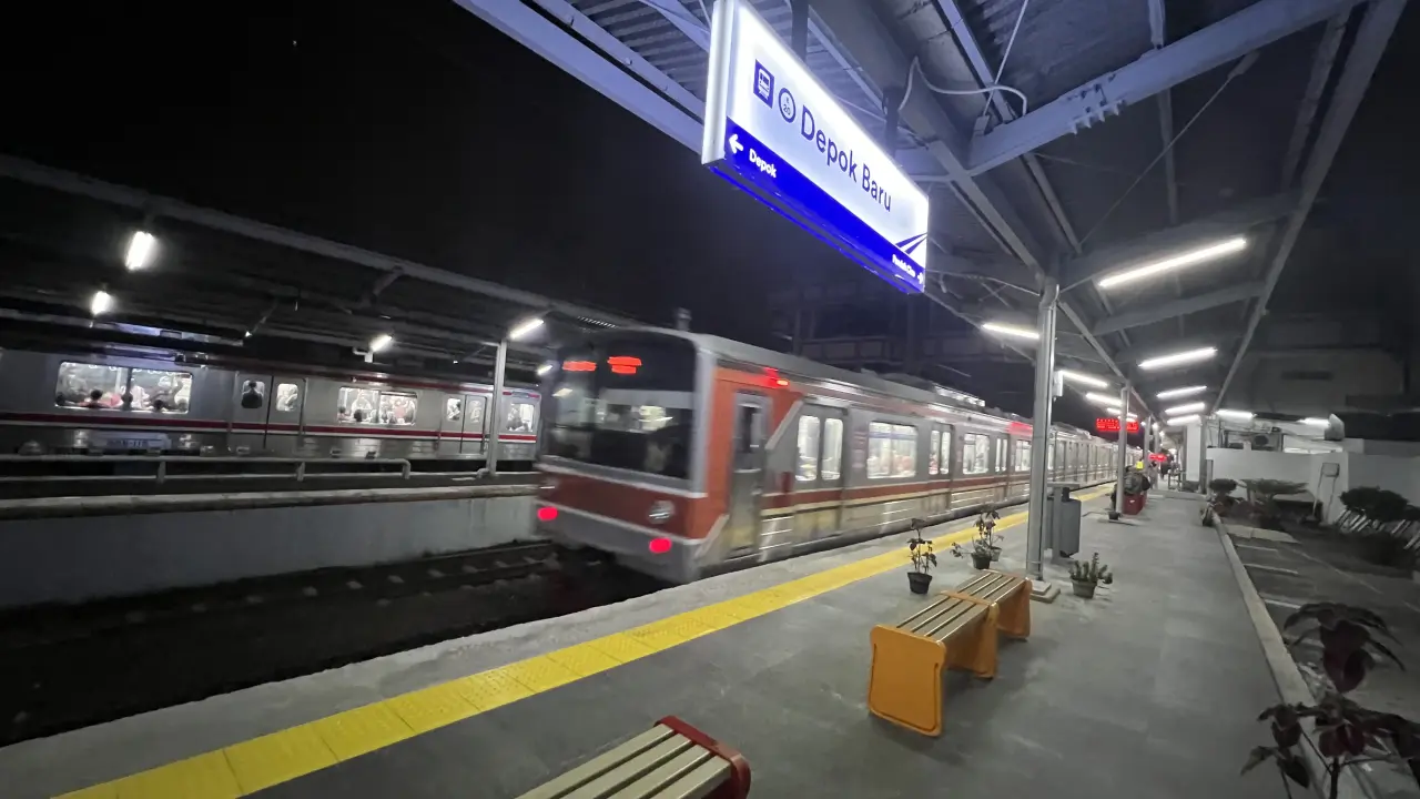 Stasiun Depok Baru yang direvitalisasi pada bagian peron