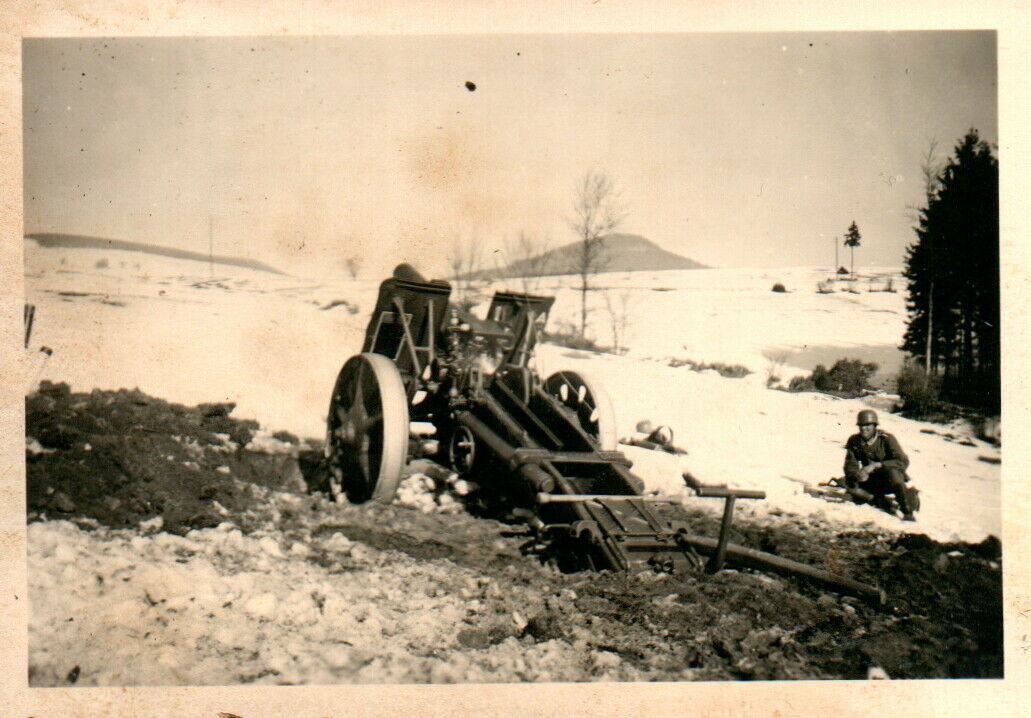 Blick auf ein schweres Feldgeschütz mit Fernbedienung
