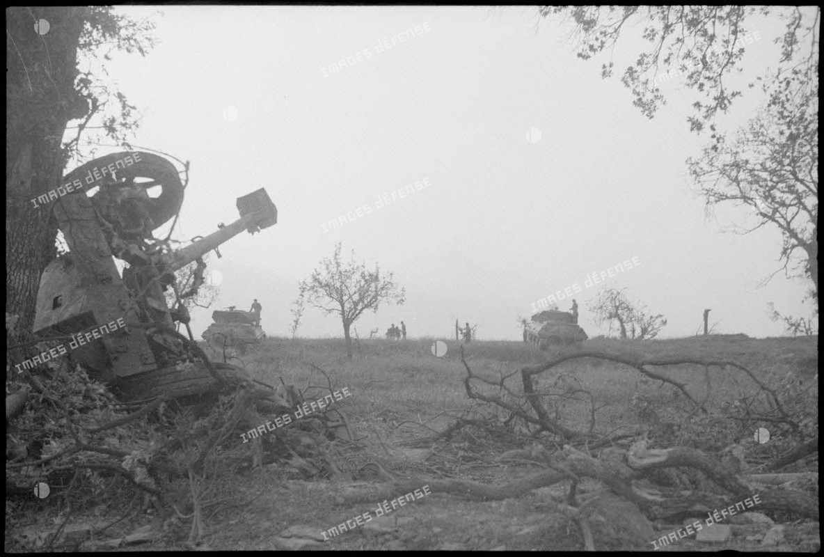 Les chars français continuent leur progression.