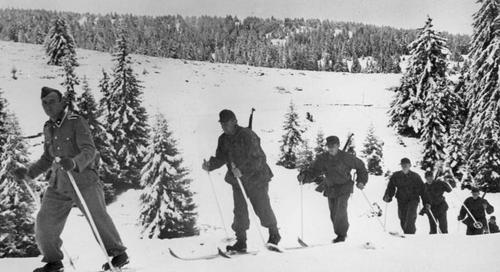 Grupo de esquiadores de la 6ª División SS de Montaña Nord se desplaza sobre el hielo ártico Grupo de esquiadores de la 6ª División SS de Montaña Nord se desplaza sobre el hielo ártico