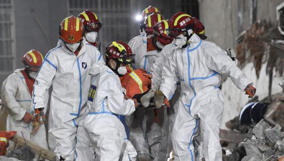 Aumenta a 53 el número de muertos por derrumbe de edificio en China