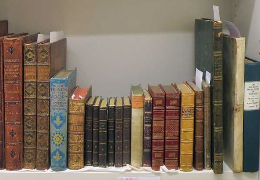 Koleksi katalog buku di perpusatakaan Museum of Islamic Art (MIA)