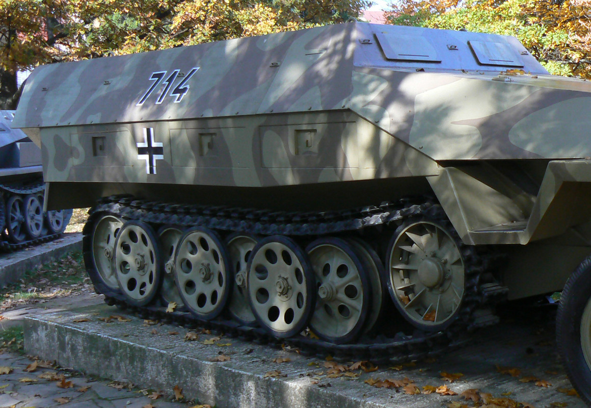 Banska-Bystrica-nemecky-obrneny-transporter-SdKfz251AusfD