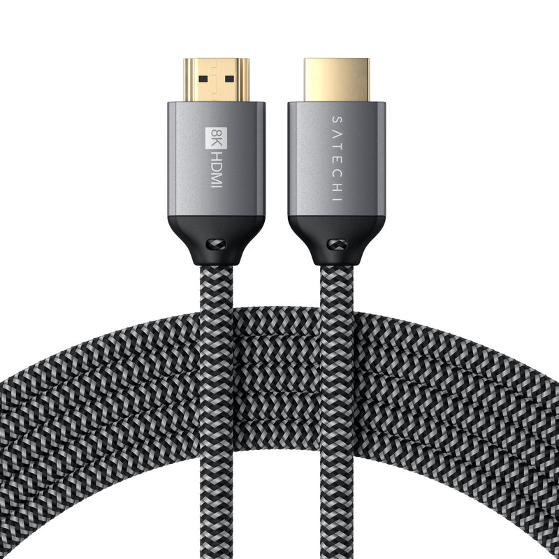 Cable Satechi 8K HDMI conectado a una laptop y a un monitor de alta resolución.